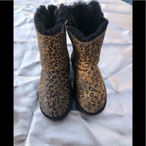 UGG Bailey bow size 2